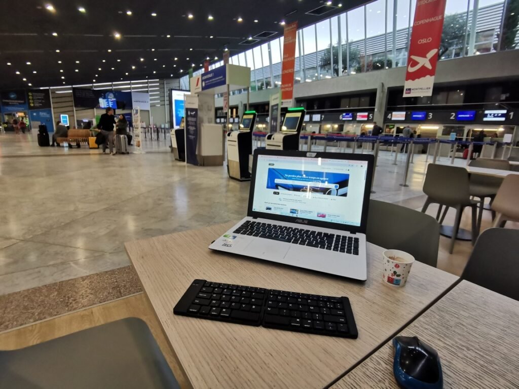 gestion locations autopartage à distance entrepreneur ordinateur portable